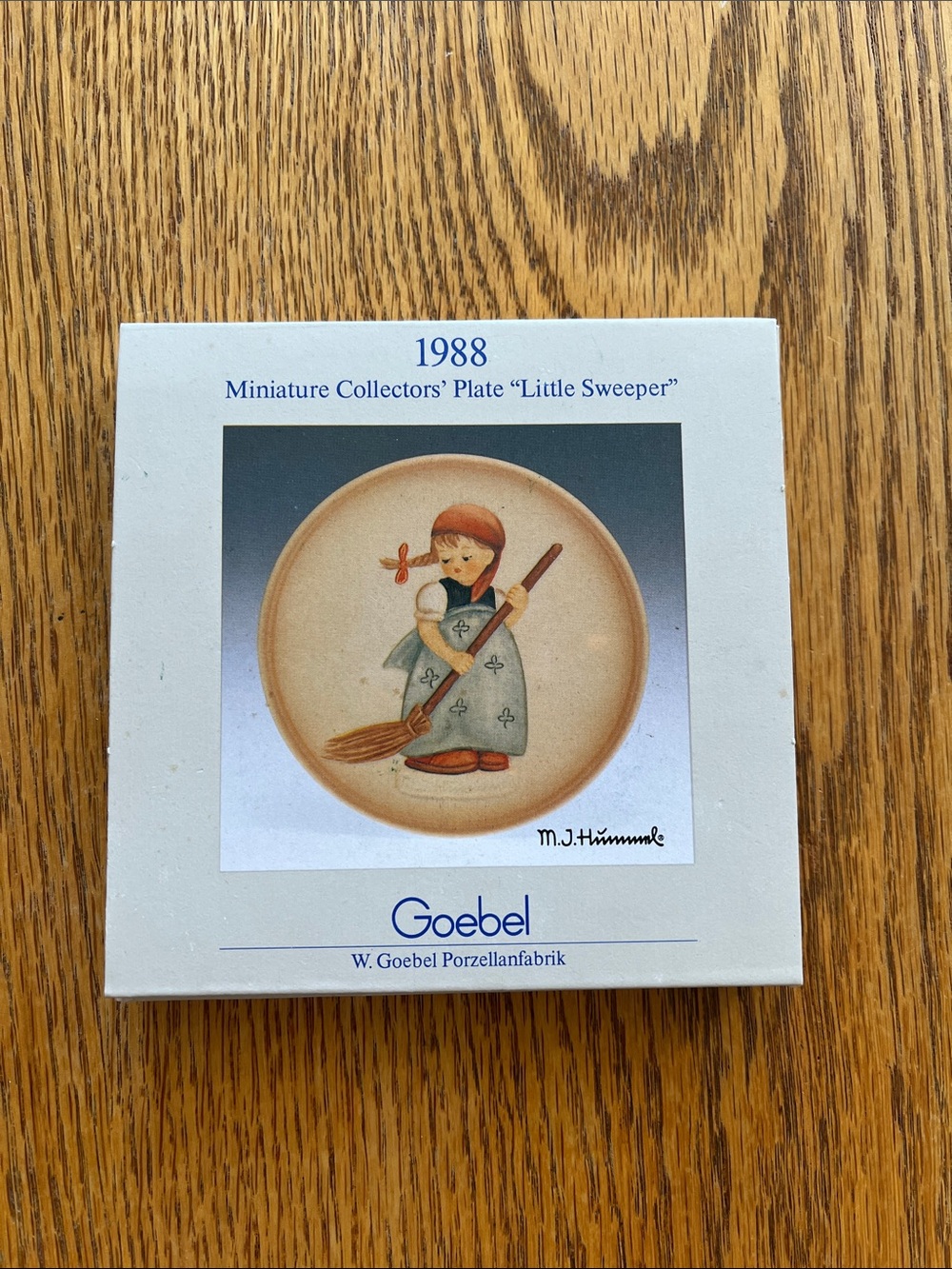 Goebel Little Sweeper Hummel Collector’s Mini Plate